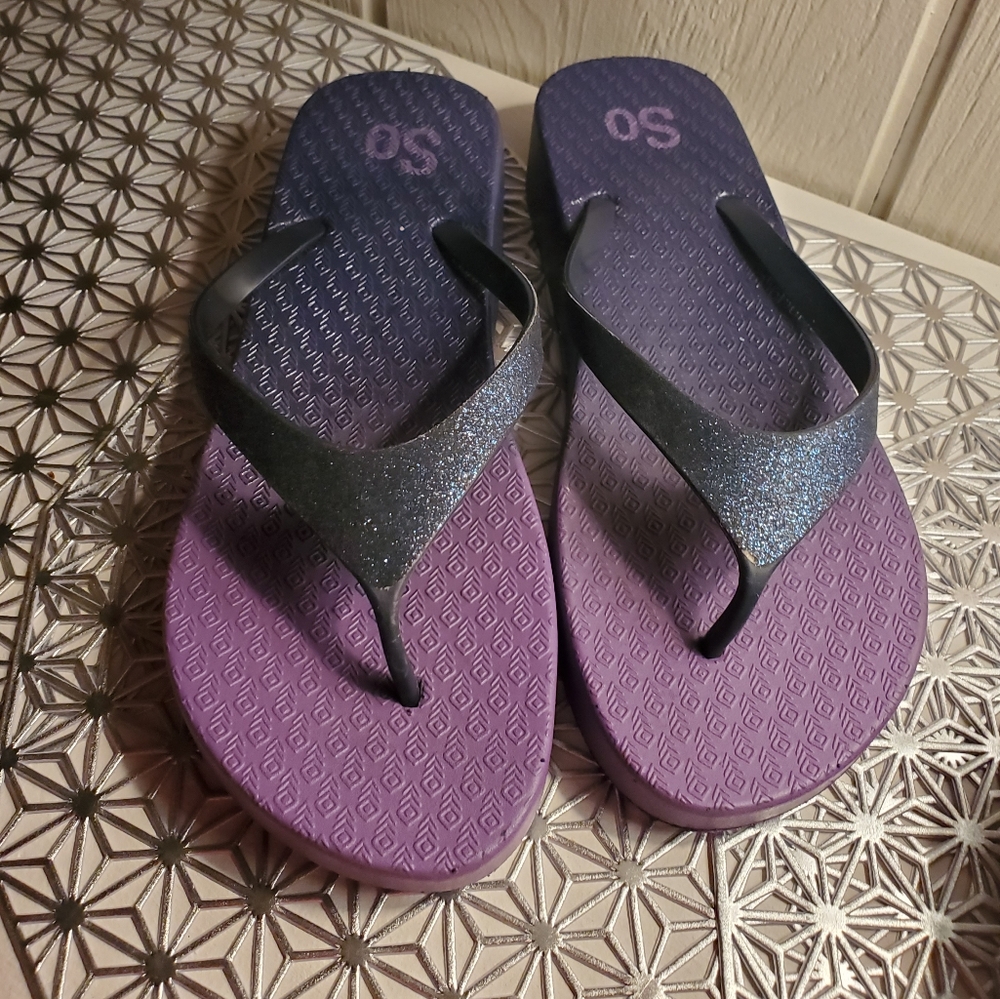 Flip flops 9/10 🍒
